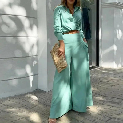 Zomeroutfit met geknoopte blouse en hoge taille palazzo broek